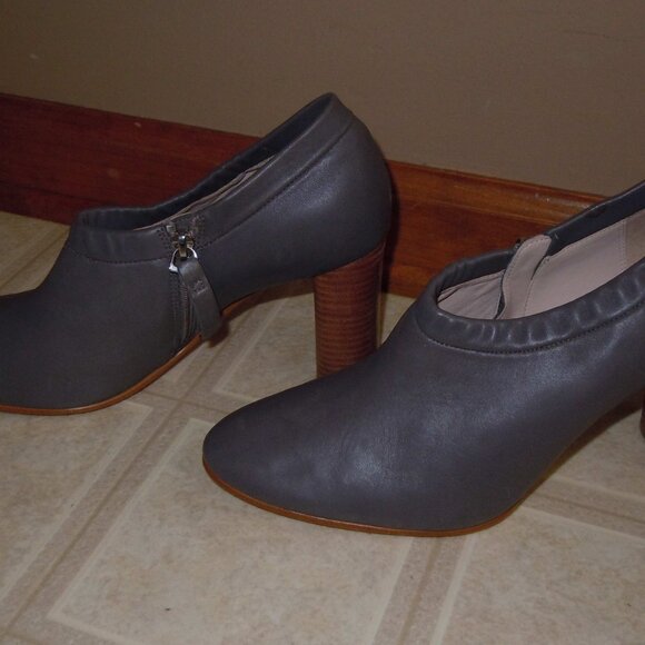 CLARKS ‘GRACE LOLA’ DK GRAY LEATHER BOOTIES HEELS SIZE 9 ½ EXC COND IN BOX - Picture 4 of 8